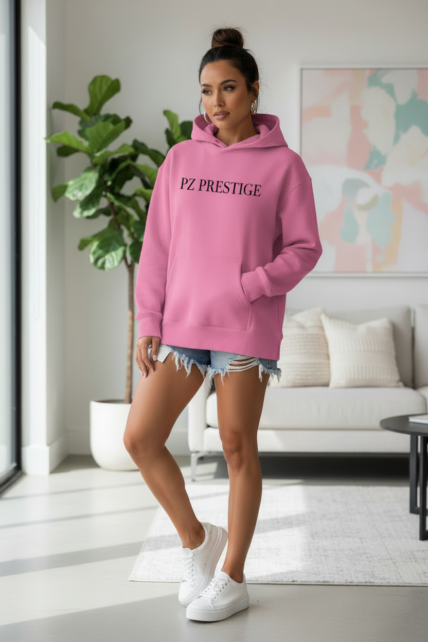 Sweat rose PZ Prestige avec logo central porté par une mannequin en intérieur