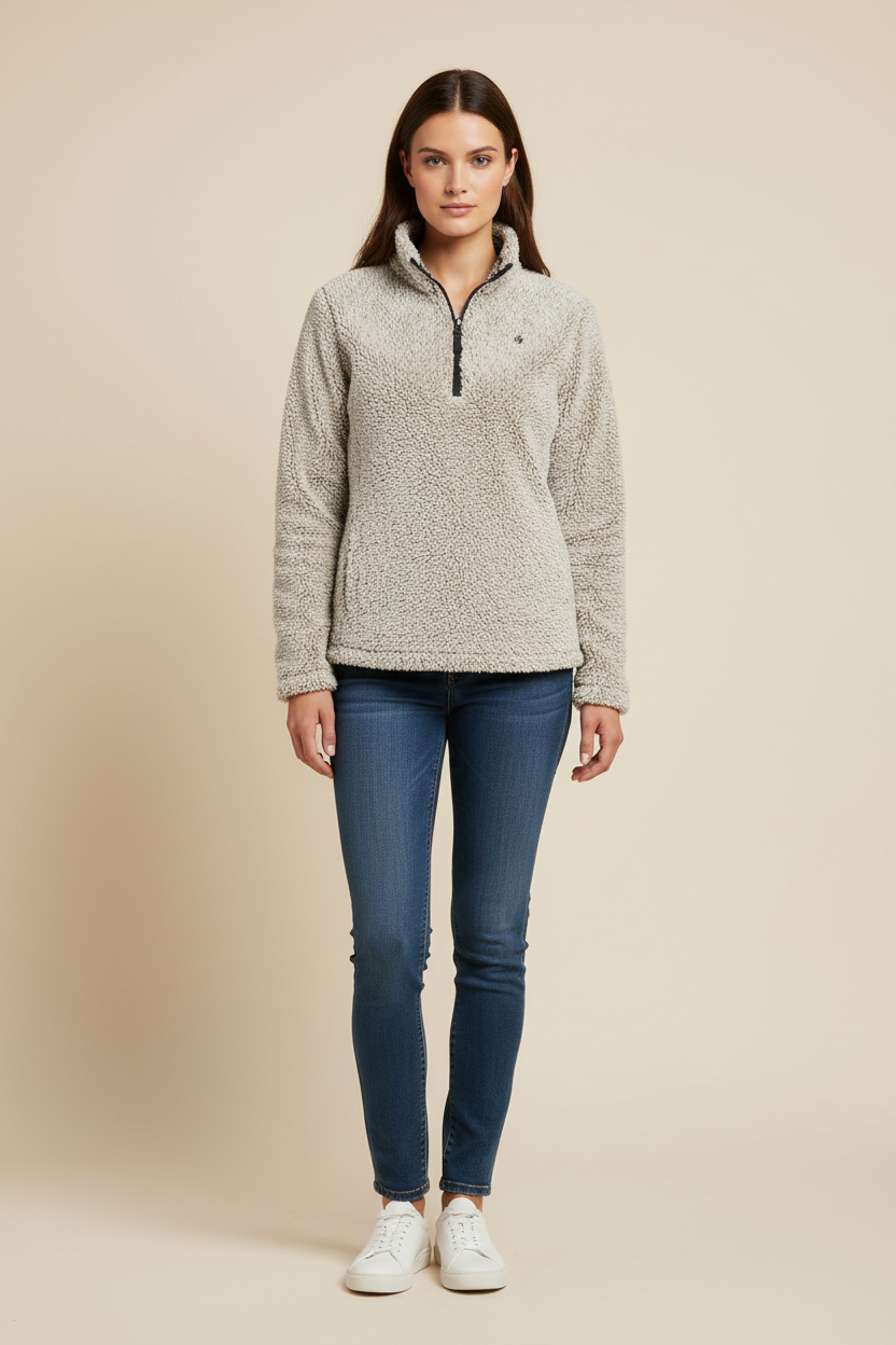 Mannequin femme portant la polaire sherpa oatmeal PZ Prestige