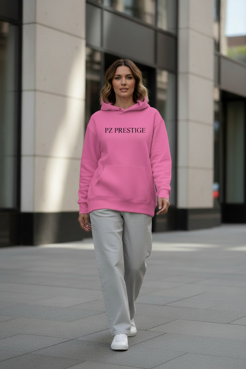 Sweat rose PZ Prestige avec logo central porté par une mannequin en extérieur