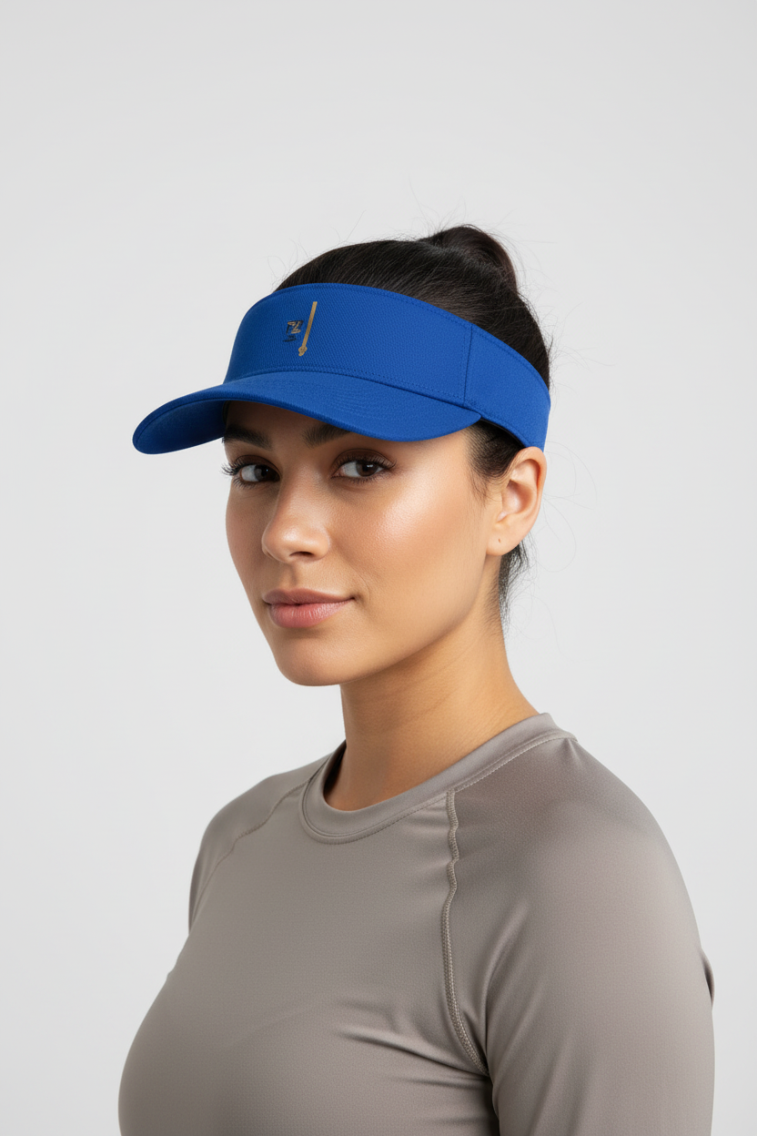 Visière bleu royal portée par une femme